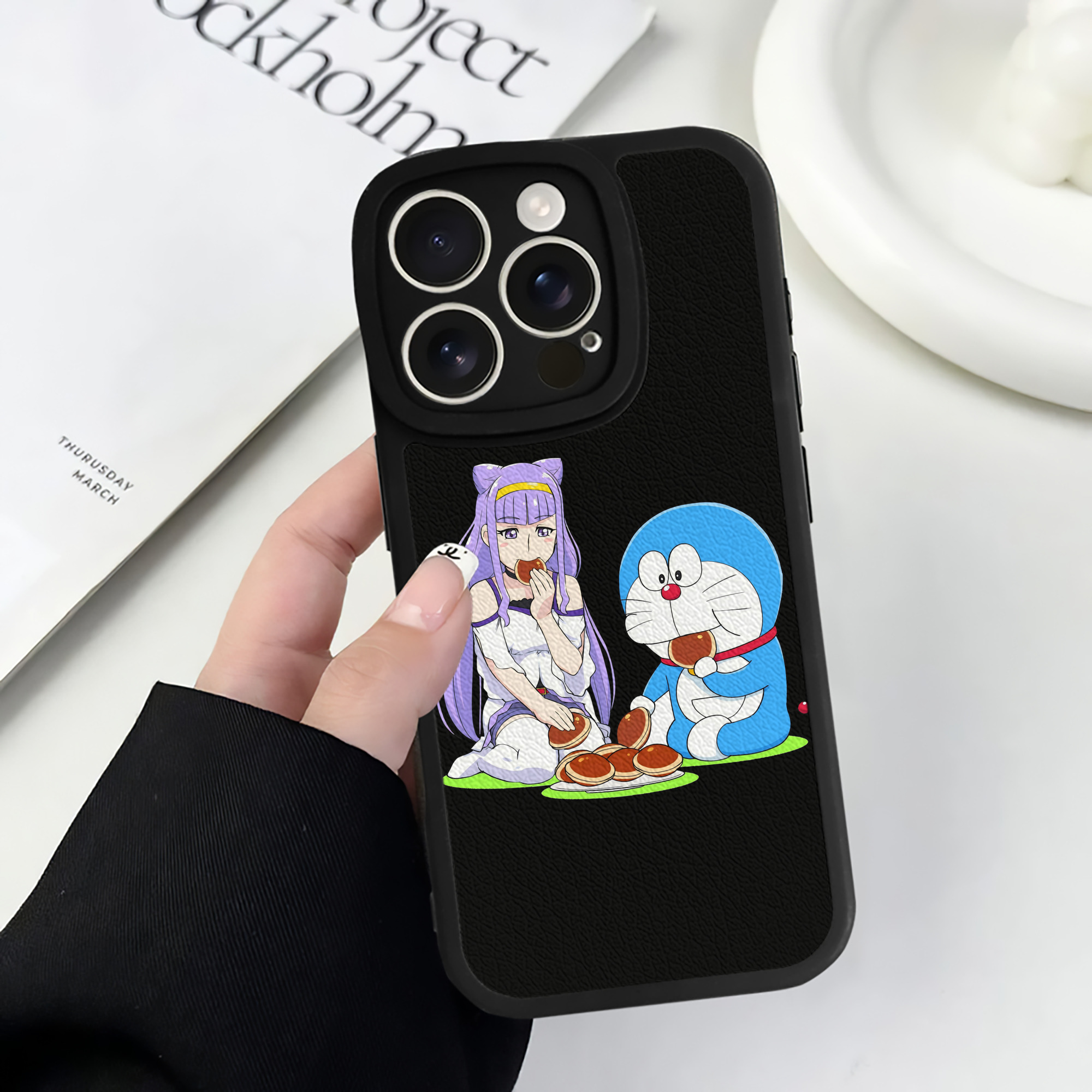 （画像用） ドラえもん Doraemon 【iPhone 16シリーズ対応】シリコンスマホケース（レザー調） 材質：シリコン